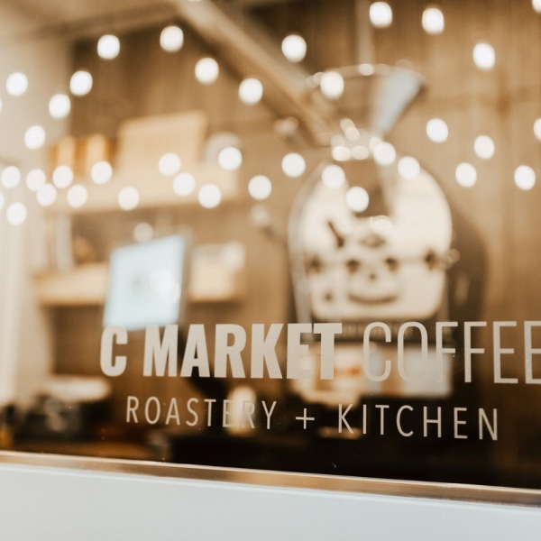 C Market Coffee Nahaufnahme des Schildes in Coquitlam