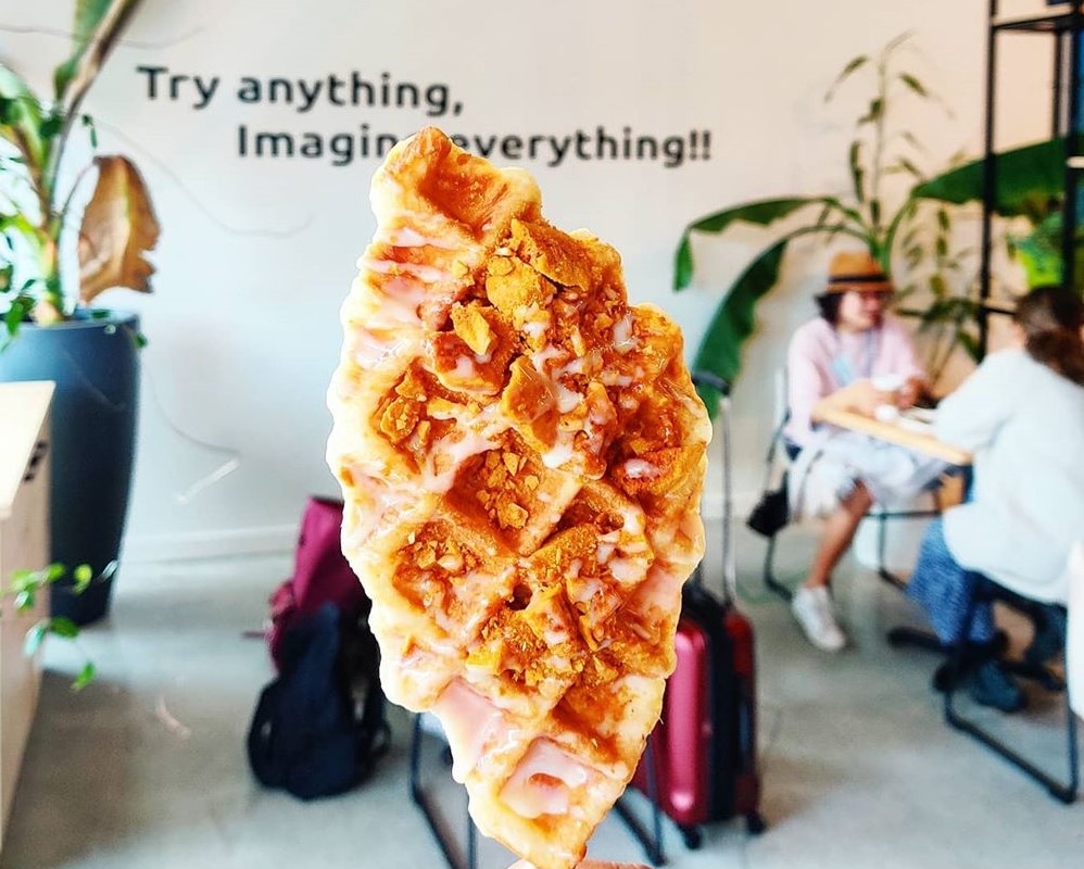 Ein Close-up eines Waffel-Leckerbissens im Café Hashtag in Coquitlam