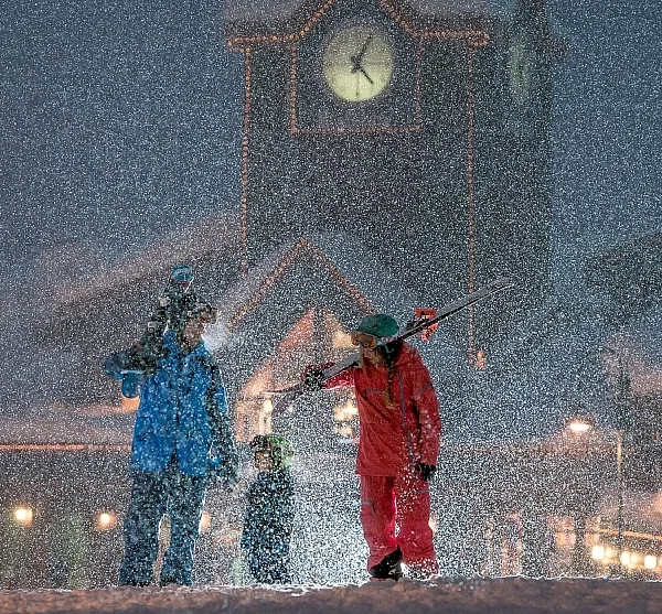 Family walking with their skis in the snow
