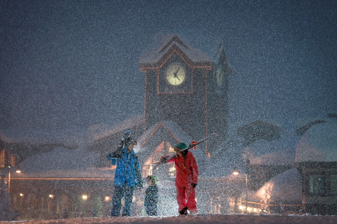 Family walking with their skis in the snow