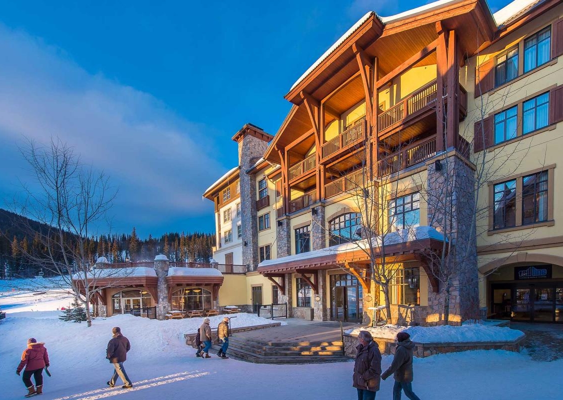 Gente caminando por el pueblo de Sun Peaks