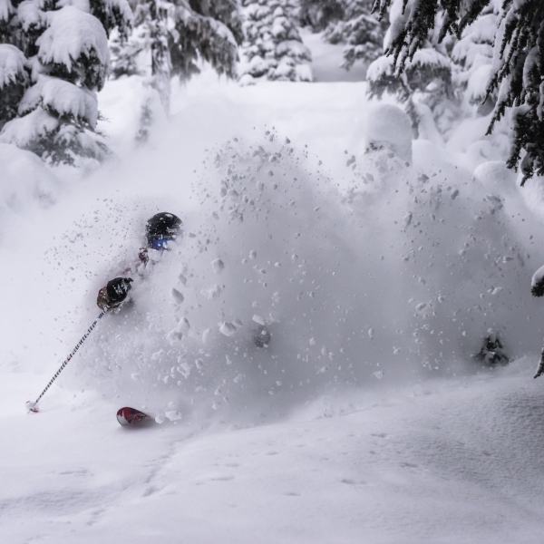 Eine Person fährt Ski