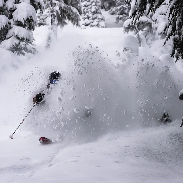 Eine Person fährt Ski