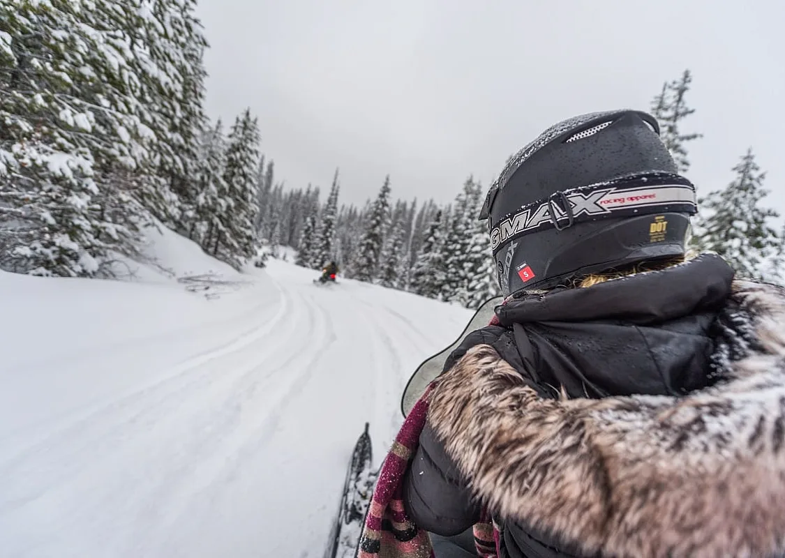 Schneemobilfahren in der Thompson Okanagan Region