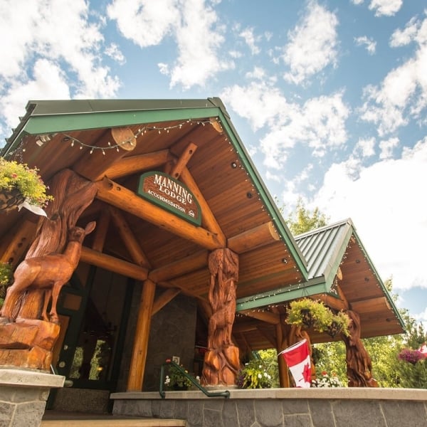 Manning Park Resort Lodge front of the building on a summer day.