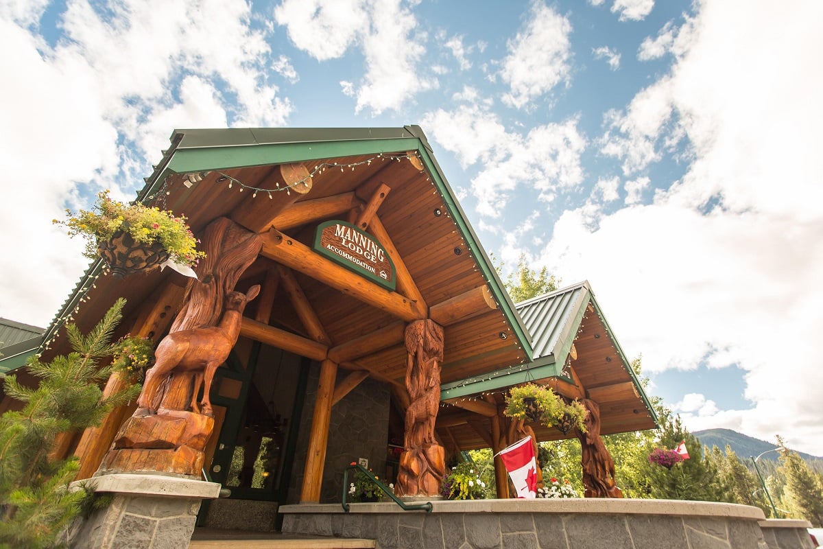 Manning Park Resort Lodge front of the building on a summer day.