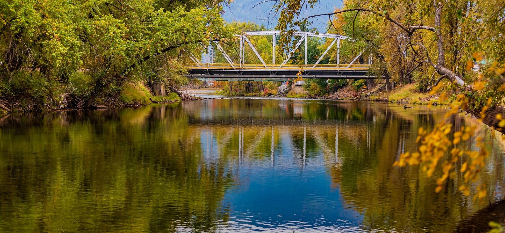 Puente sobre el río Kettle en otoño, en Grand Forks