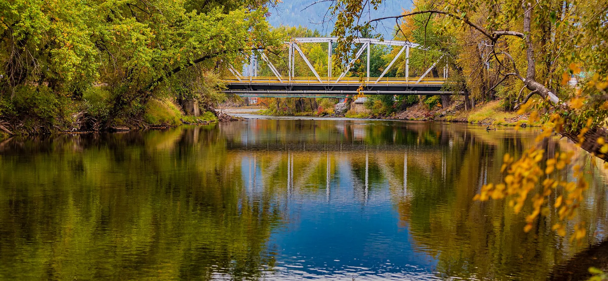 Brücke über den Kettle River im Herbst in Grand Forks