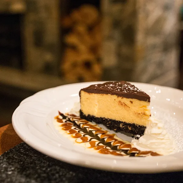 Ein Stück Nanaimo Bar Cheesecake im Modern Cafe