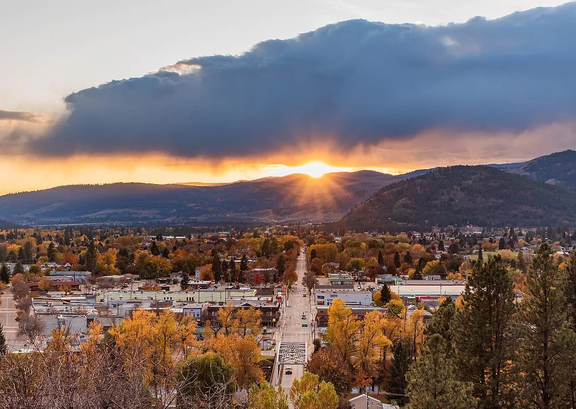 Herbstsonnenuntergang über der Stadt Grand Forks.