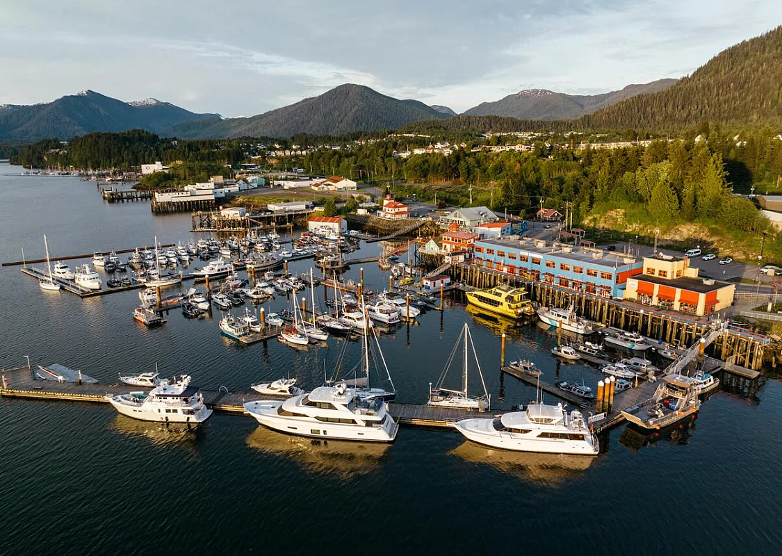 Luftaufnahme der Hafenpromenade von Prince Rupert.