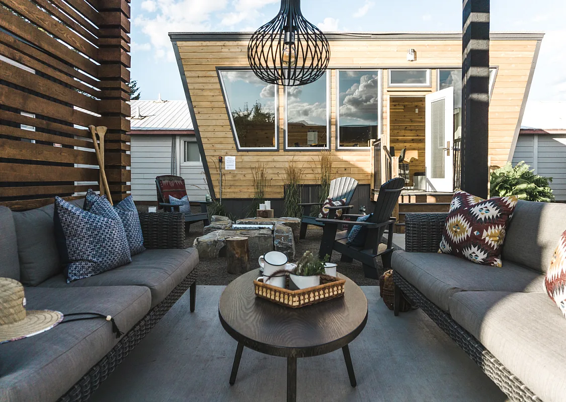 An outdoor patio off the back of a cabin