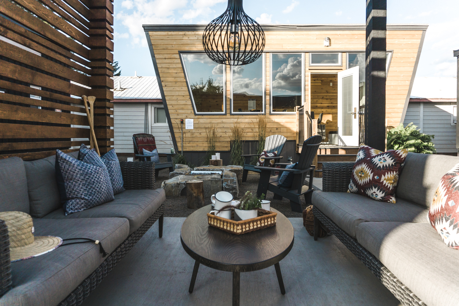 An outdoor patio off the back of a cabin
