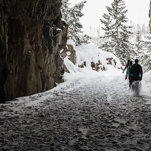 Schneeschuhwandern entlang des Kettle Valley Rail Trail in der Thompson Okanagan Region