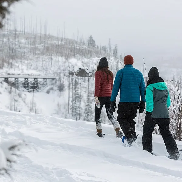 Schneeschuhwandern entlang des Kettle Valley Rail Trail in der Thompson Okanagan Region
