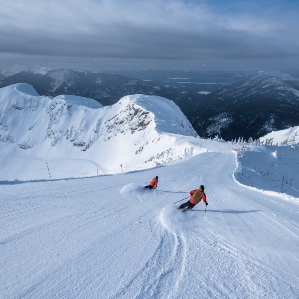 Un dúo de esquiadores practicando esquí alpino en Fernie Alpine Resort.