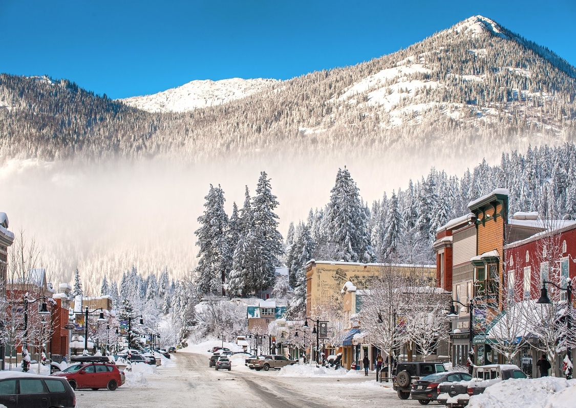 El centro de Rossland cubierto de nieve