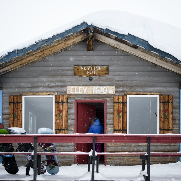 Gente tomando un descanso en la Skyline Hut
