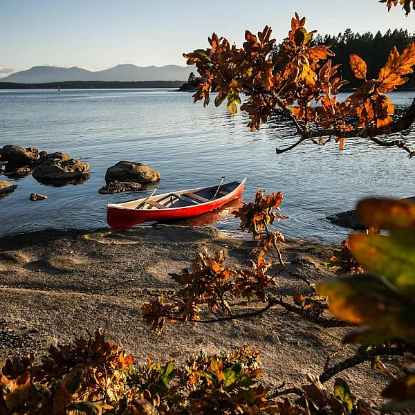 Ein rotes Kanu liegt am Strand auf Gabriola Island.