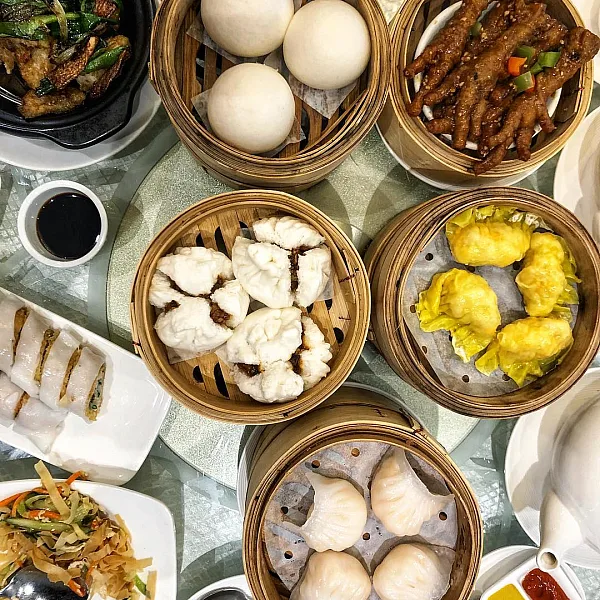 Eine Auswahl an Teigtaschen auf einem Tisch als Teil des Richmond Dumpling Trail.
