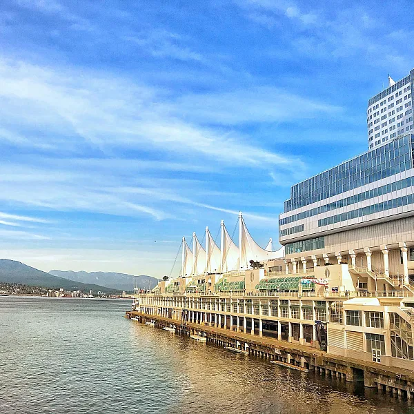 Mirando hacia Canada Place, hogar de la atracción Flyover Canada.