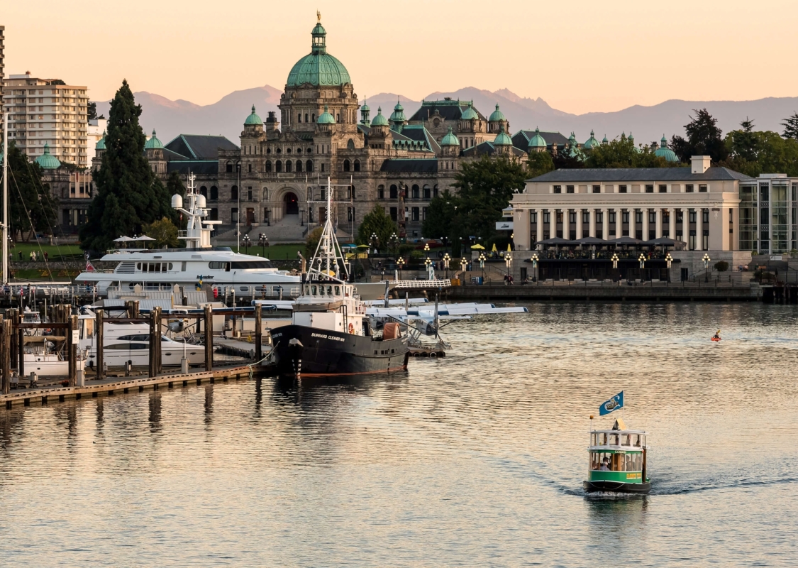 Fähre im Victoria Inner Harbour in BC, Kanada.
