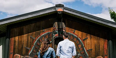 Couple standing in front of the I-Hos Gallery in Comox.