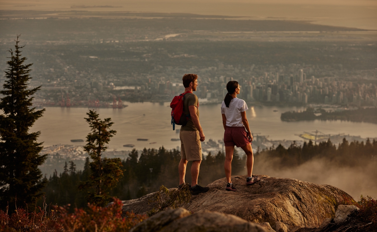 Dos personas con vista a una ciudad