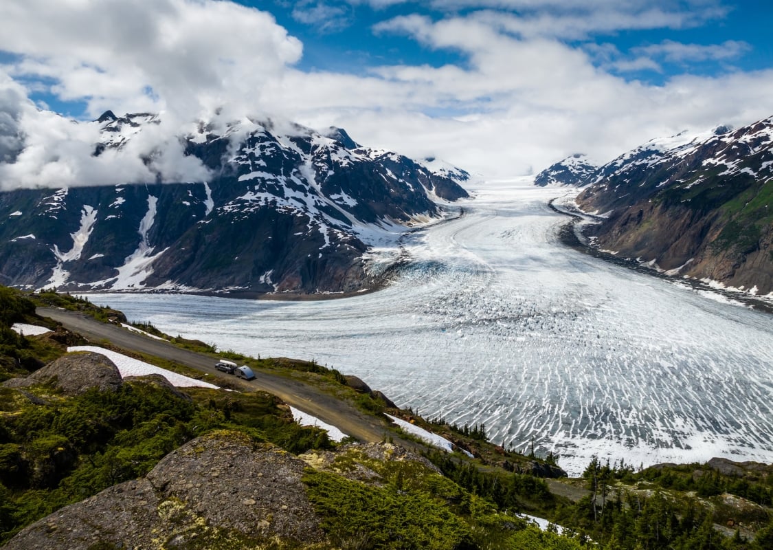 Río fluyendo entre montañas