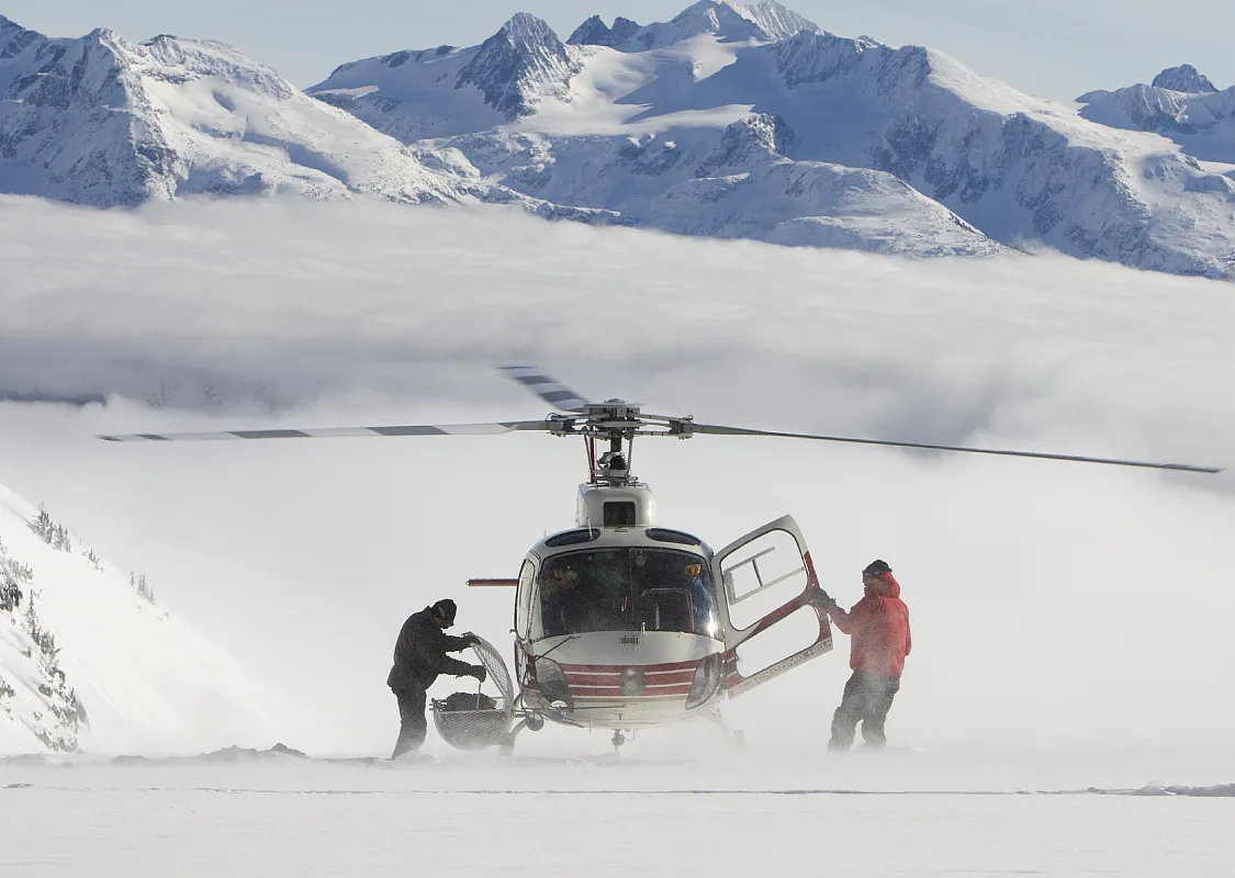 Heli-Ski und Heli-Snowboard im Backcountry in der Nähe von Whistler.