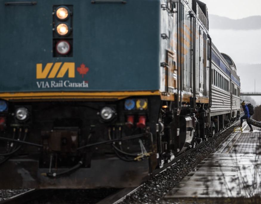 Ausrüstung in den VIA Rail Canada Zug im Norden von British Columbia verladen.
