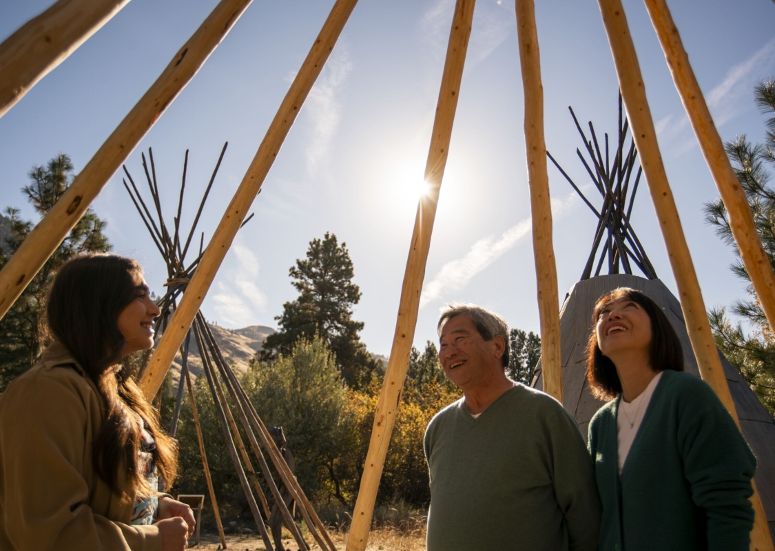 Zwei Personen nehmen an einer Führung durch das Nk'Mip Desert Cultural Centre in Osoyoos teil.