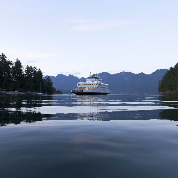 Un ferry en el agua