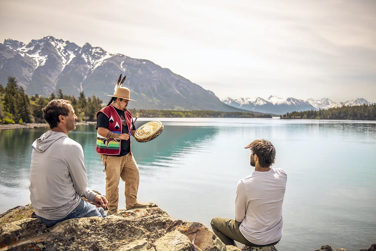 Un guía indígena interpreta una canción para los visitantes en el campamento Nu Chugh Beniz en el Parque Ts'il?os, junto al lago Chilko, BC.