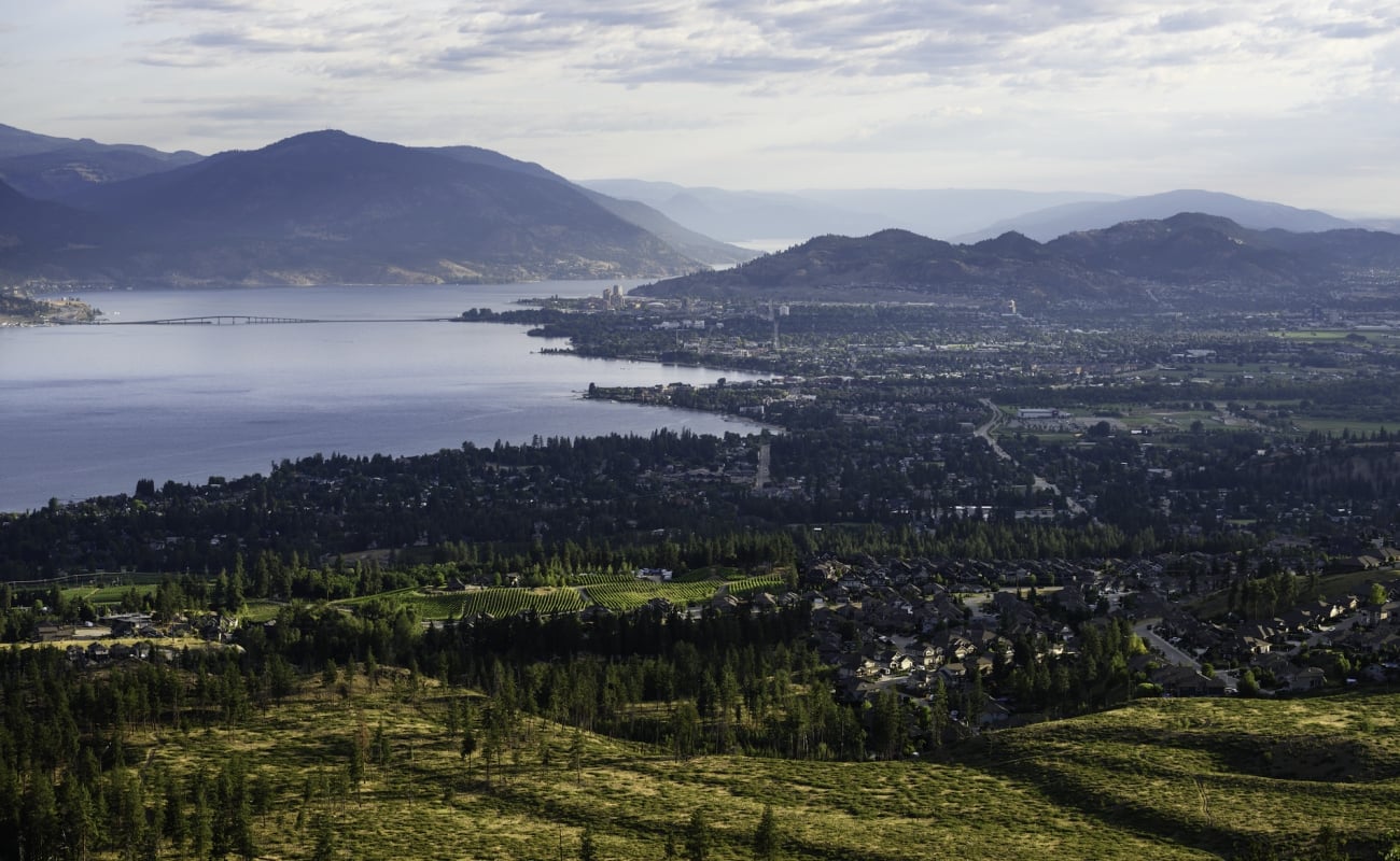 Die Stadt Kelowna, wie sie den Okanagan Lake umgibt.