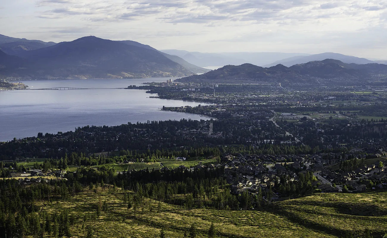 Die Stadt Kelowna, wie sie den Okanagan Lake umgibt.