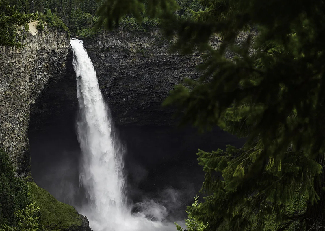 Las cataratas Helmcken en el Parque Provincial Wells Gray. La cascada se precipita desde una saliente alta hacia la alberca de abajo.