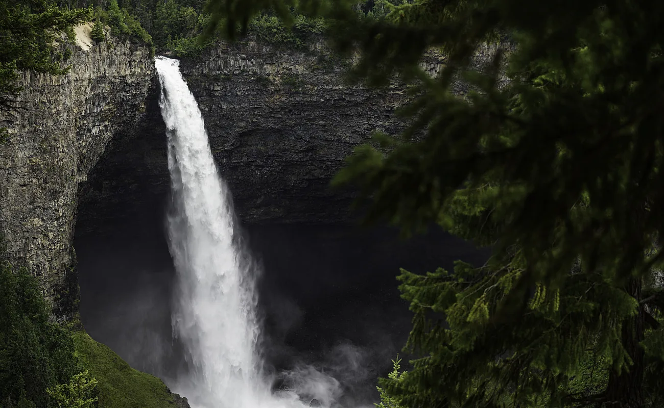 Helmcken Falls im Wells Gray Provincial Park. Der Wasserfall stürzt von einem hohen Felsvorsprung in den darunterliegenden Pool.