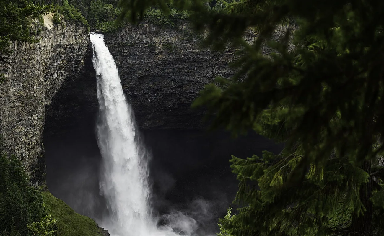 Helmcken Falls im Wells Gray Provincial Park. Der Wasserfall stürzt von einem hohen Felsvorsprung in den darunterliegenden Pool.
