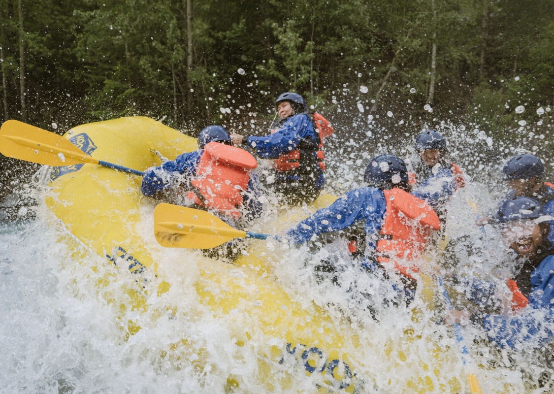 Ein Rafting-Boot hebt ab und spritzt ordentlich.