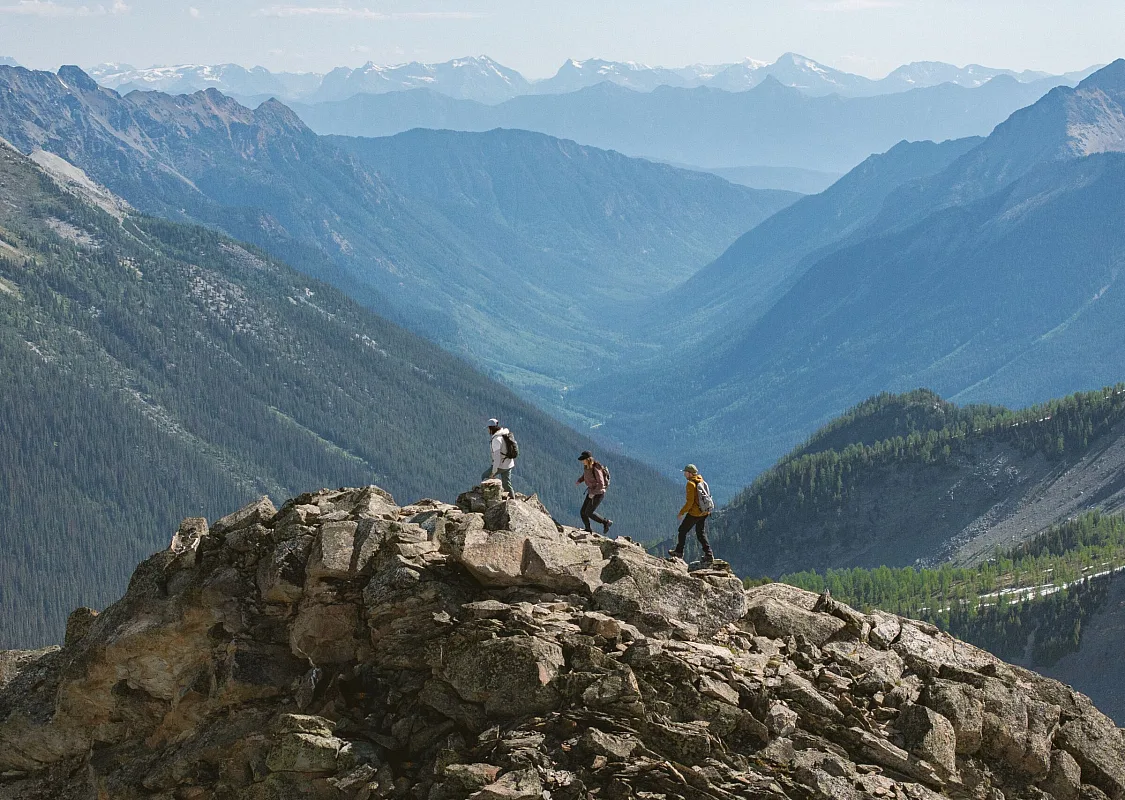 Tres amigos haciendo heli-senderismo en los Bugaboos durante un viaje guiado con CMH Bugaboos.