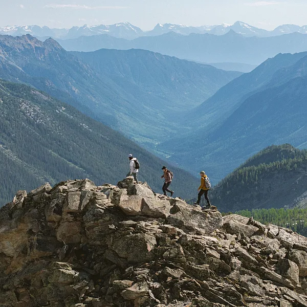 Drei Freund*innen beim Heli-Hiking in den Bugaboos während einer geführten Tour mit CMH Bugaboos.