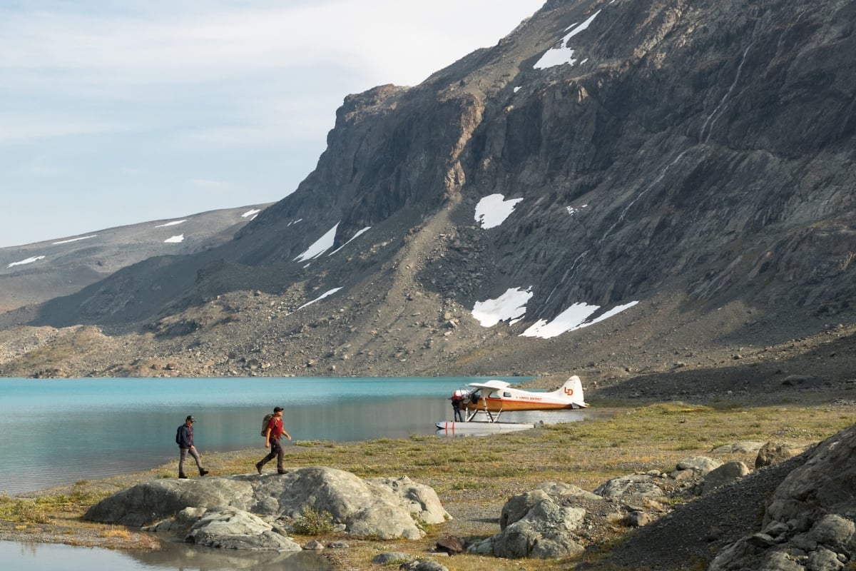 Excursionistas en el glaciar Tweedsmuir a través del hidroavión Lakes District Air