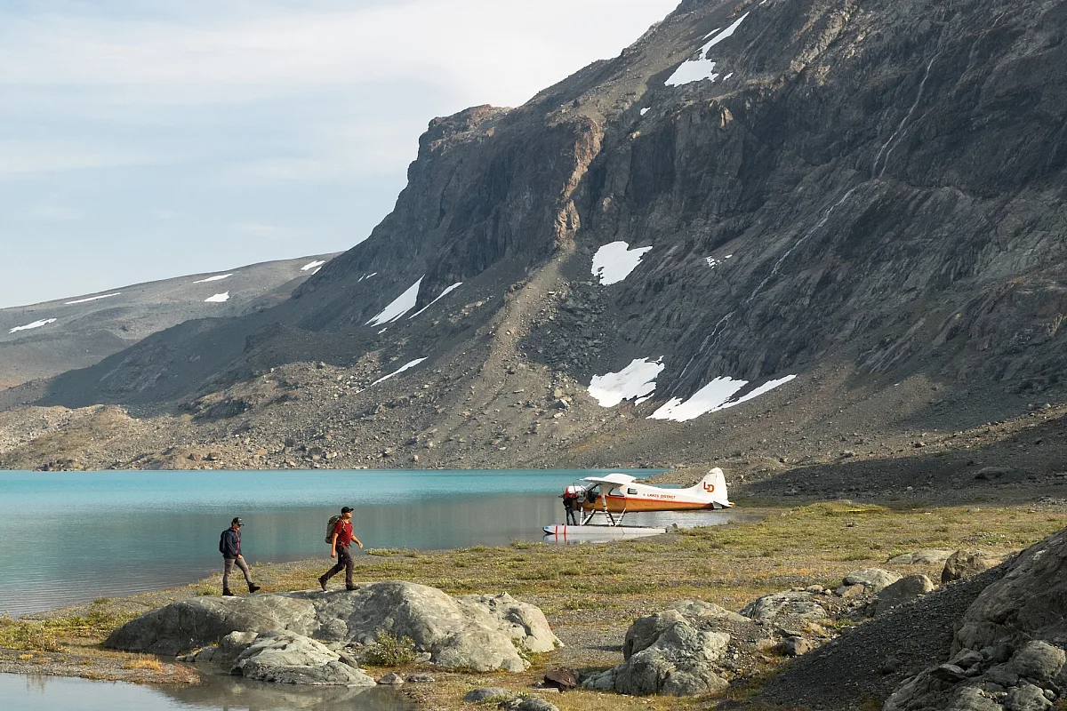 Excursionistas en el glaciar Tweedsmuir a través del hidroavión Lakes District Air