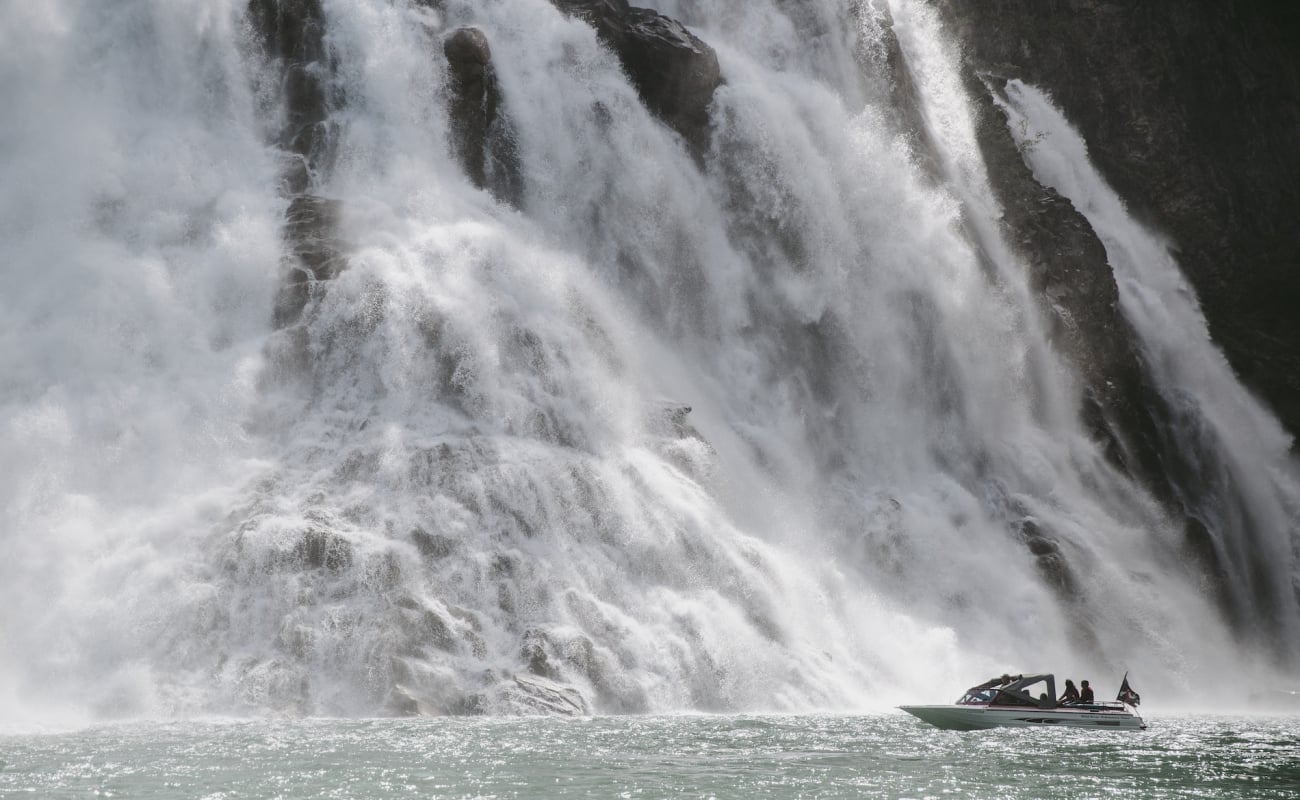 Ein Boot neben einem großen Wasserfall