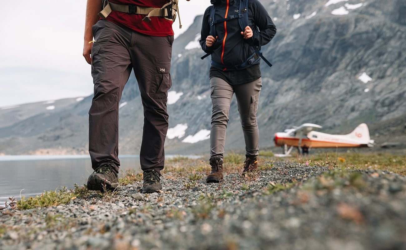 Zwei Personen beim Wandern.