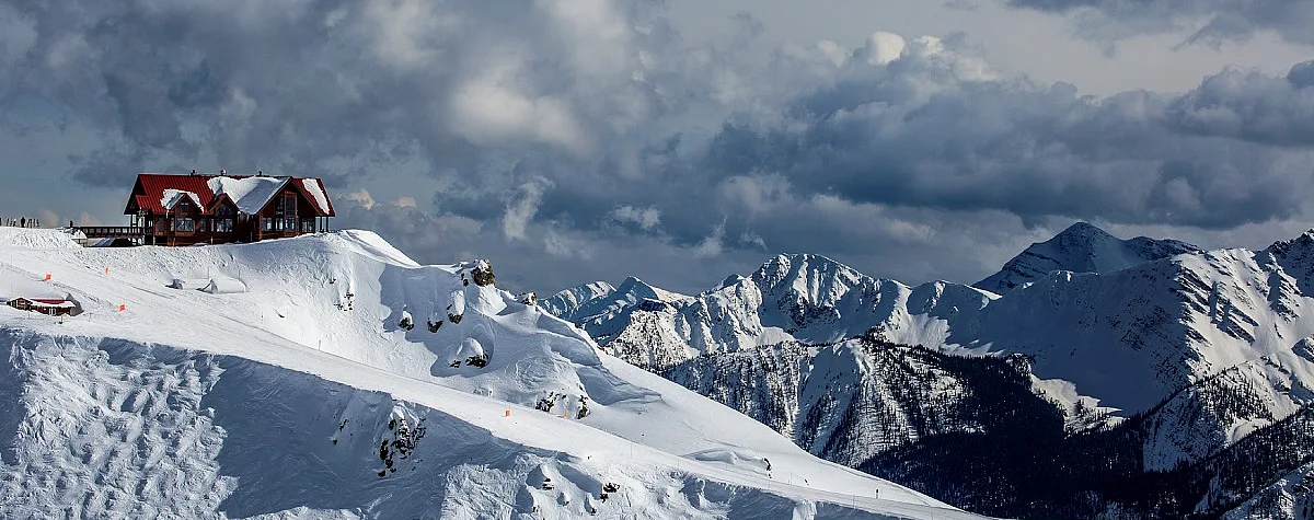 Vistas de montañas nevadas desde la cima de Kicking Horse Mountain Resort.