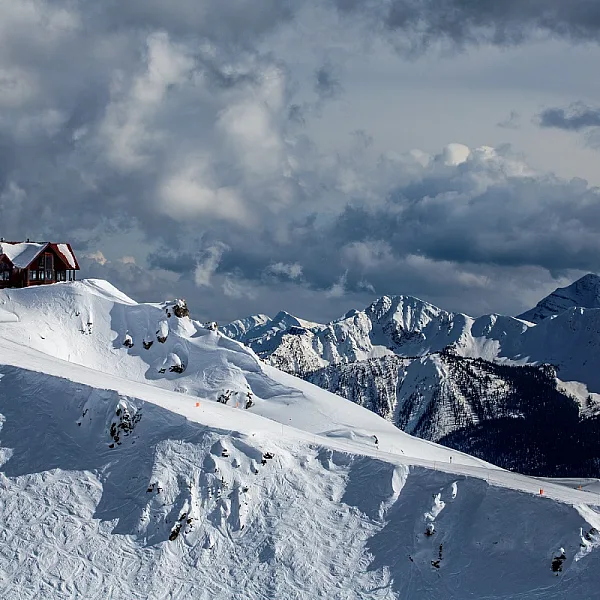 Schneebedeckte Bergblicke vom Gipfel des Kicking Horse Mountain Resort
