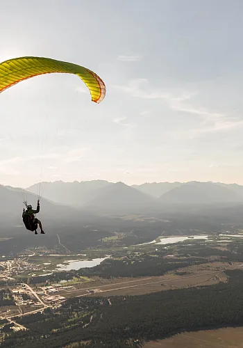 Ein Paraglider über dem Mt Swansea.