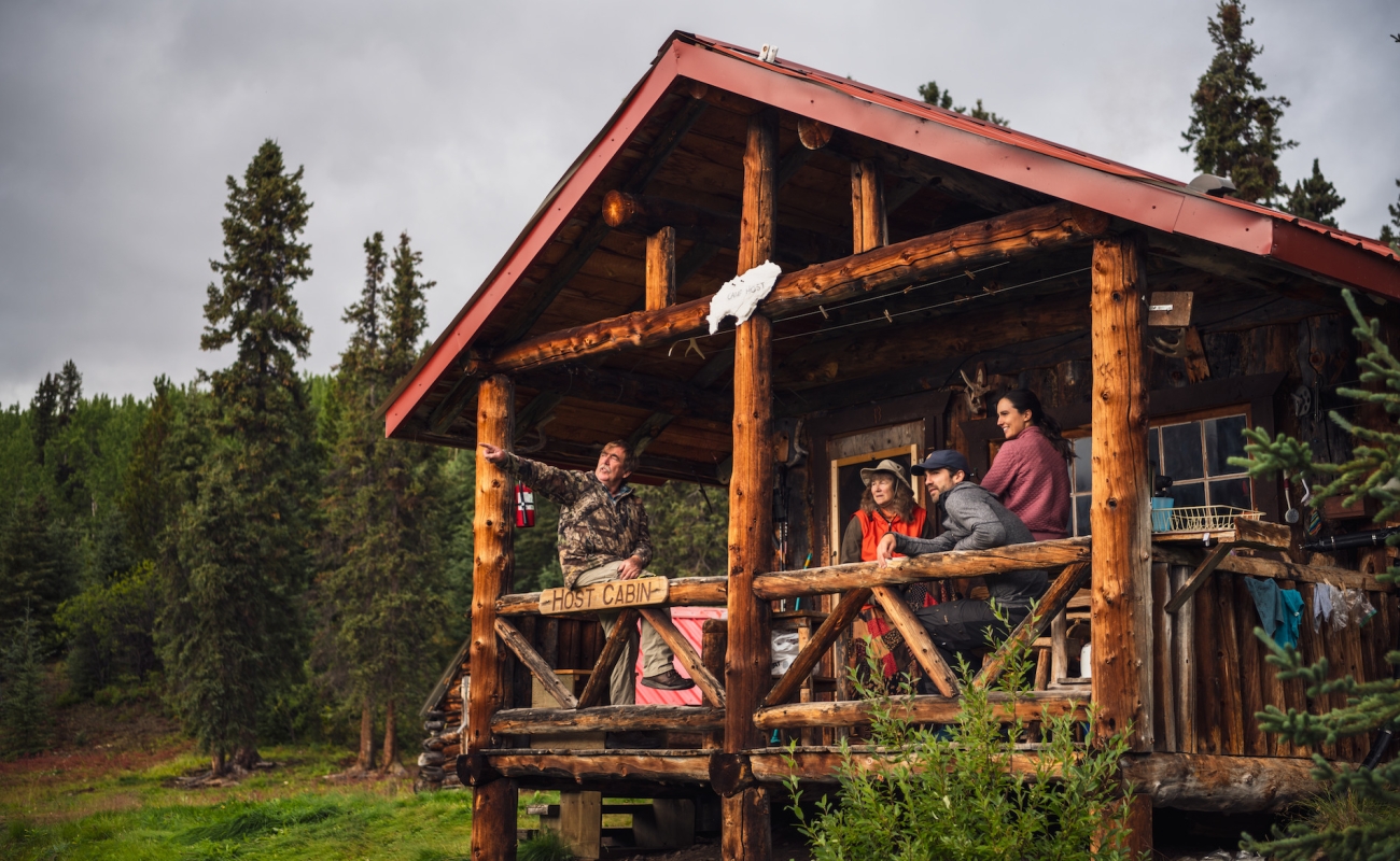 Eine Gruppe von Menschen steht in einer Hütte